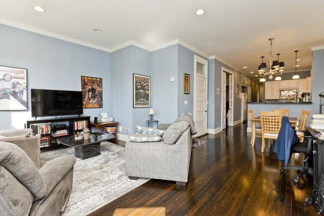 Building Photo - 3 bedroom in Chicago IL 60607