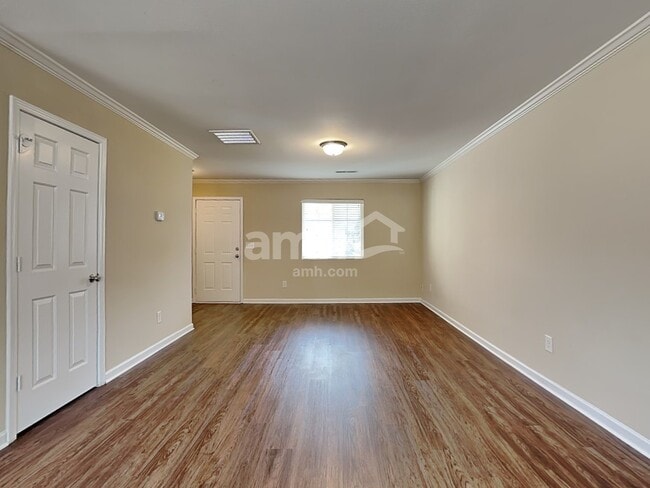 Building Photo - 502 Walnut Crossing Dr