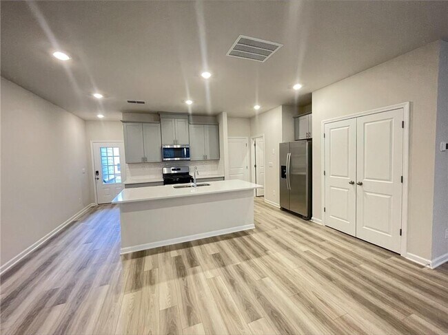Foto del edificio - 373 Timberland Ave