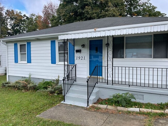 Building Photo - Updated 3 Bedroom- Convenient to Restaurants, Cone Hospital & Wendover Ave