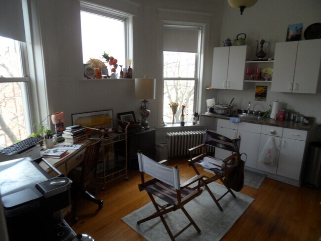 Building Photo - 4025 N Greenview Ave