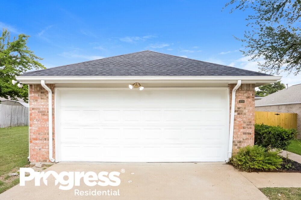 Primary Photo - 215 Streamside Dr