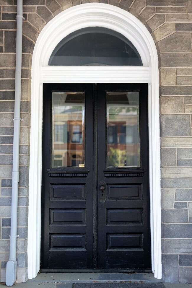 Foto del edificio - 433 West Walnut Street, Unit 2 (2 bedroom)