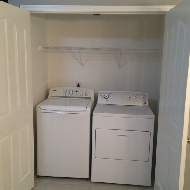 Building Photo - 2721 Cayuga Dr