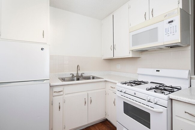 Interior Photo - Aztec Pacific Apartments