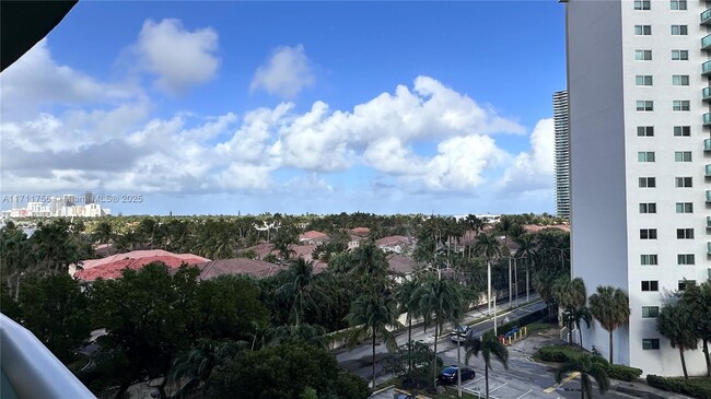 Foto del edificio - 19390 Collins Ave