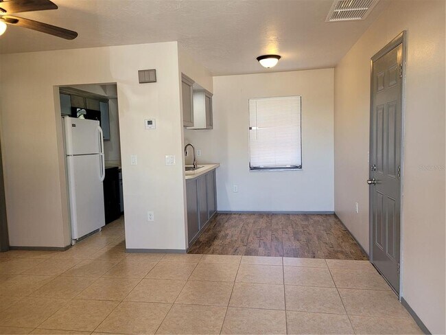 Foto del edificio - 11090 Reims Ave