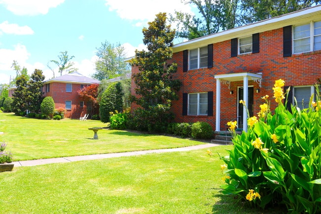 Exterior/Front courtyard - 105 E Glenwood Dr