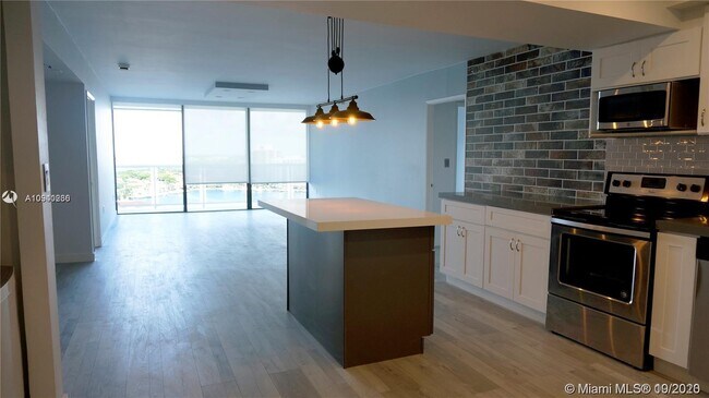 Building Photo - 20505 E Country Club Dr