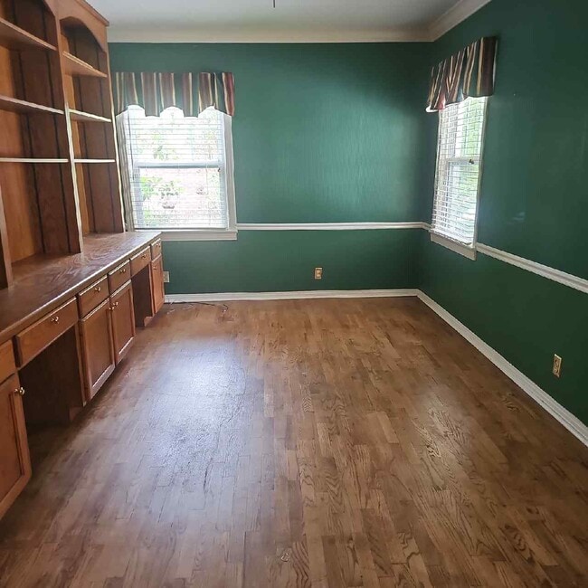 Building Photo - 209 N Pinecrest Dr