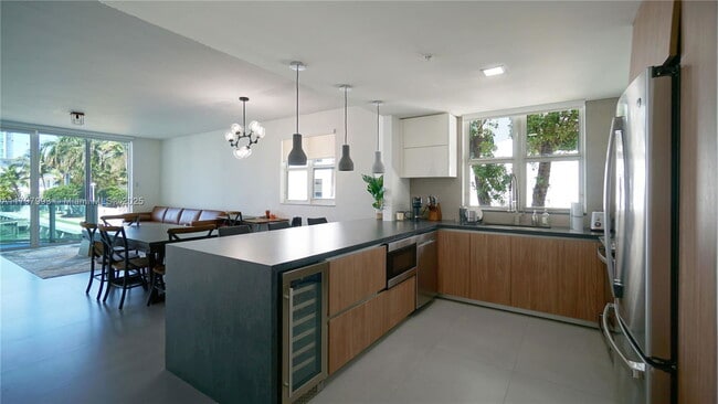 Foto del edificio - 7918 Harbor Island Dr
