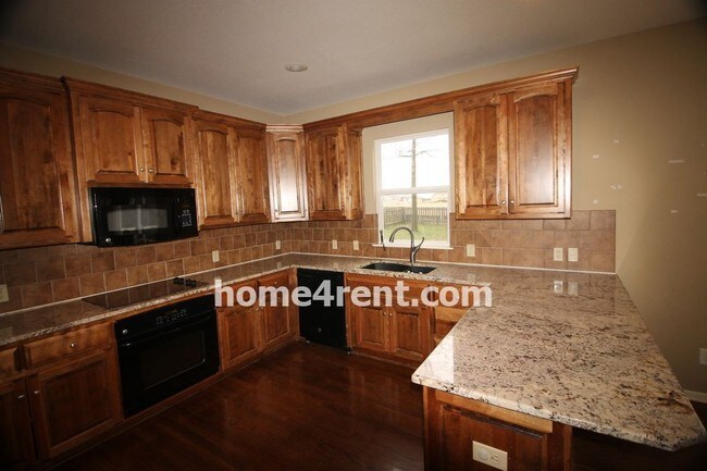 Building Photo - 1332 NE Kenwood Dr