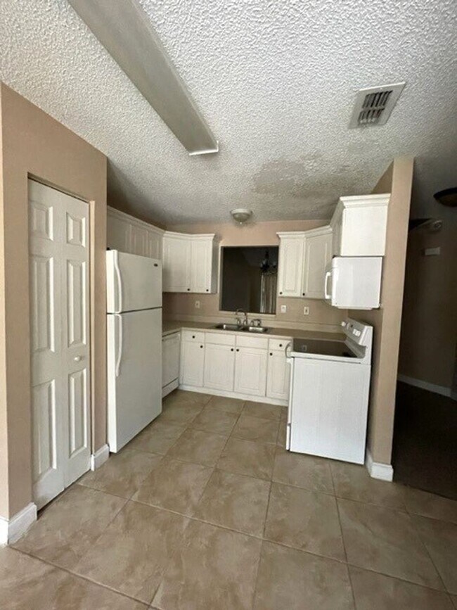 Building Photo - 2 Bedroom 2 Bathroom Condo in West Kissimmee!