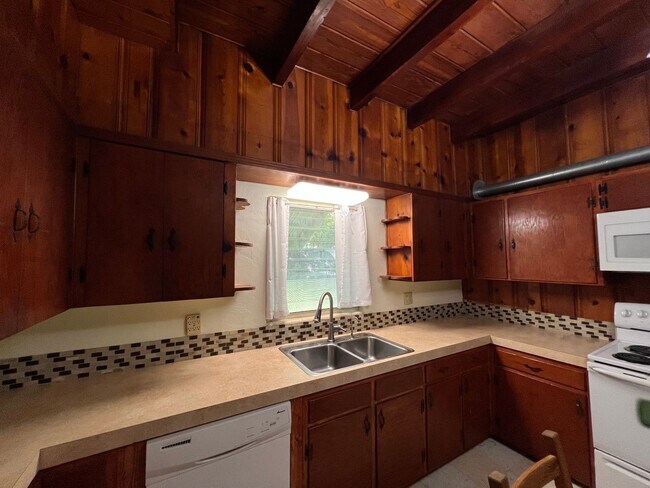Building Photo - Spacious 2/1 in Fort Pierce * Water and El...