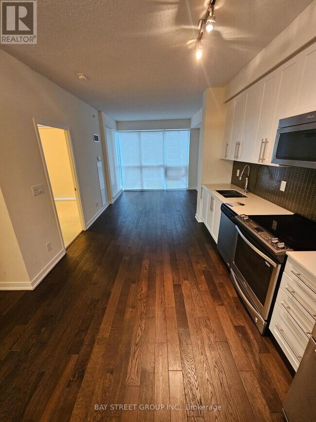 Building Photo - 510-1510 Curran Place