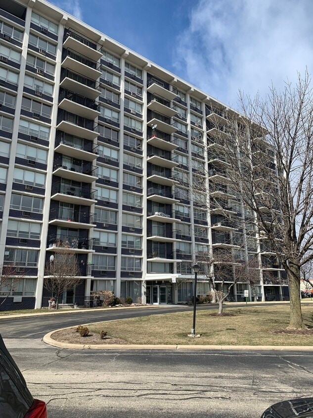 8809 Golf Rd Unit 8A, Niles, IL 60714 Condo for Rent in Niles, IL
