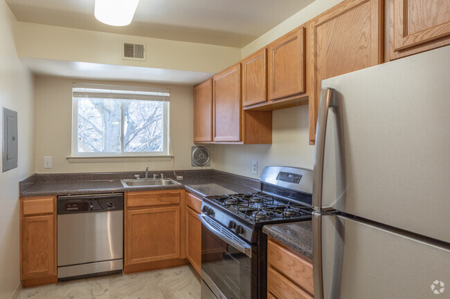 1BR, 1BA - 710 SF - Idylwood Village West