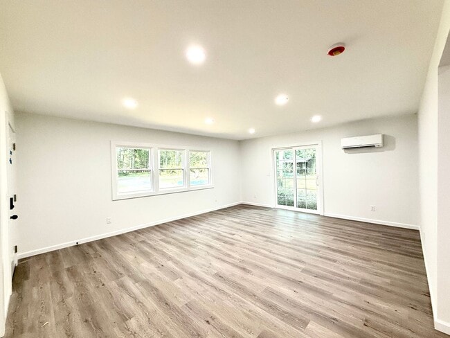Building Photo - Bright, Modern & Fully Renovated 1-Bedroom...