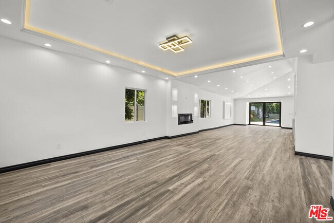 Foto del edificio - 4825 San Feliciano Dr