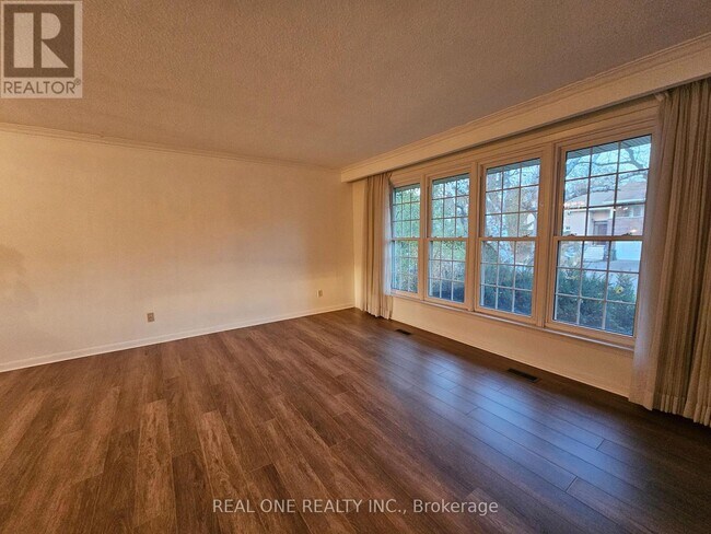 Building Photo - 6 Fairhill Crescent