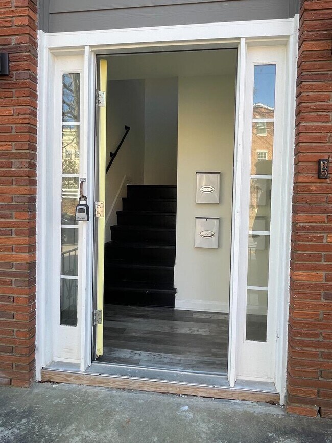 Foto del edificio - 1784 Temple Ave