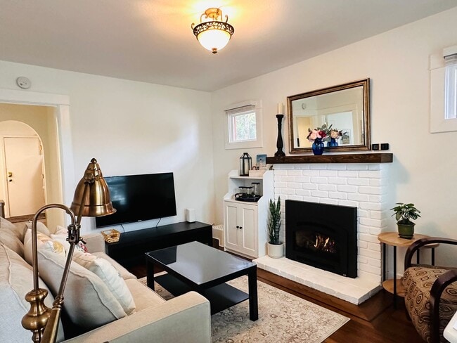 Building Photo - The Lighthouse Cottage in Pacific Grove!