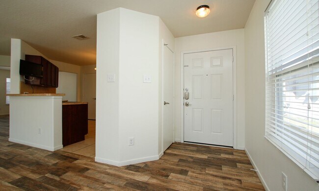 Building Photo - For Lease | 4 Bed, 2.5 Bath |2,314 Sq Ft |...