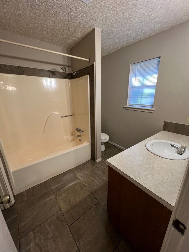 Foto del edificio - 3 Bed 2 Bath House with 2 Car Garage.