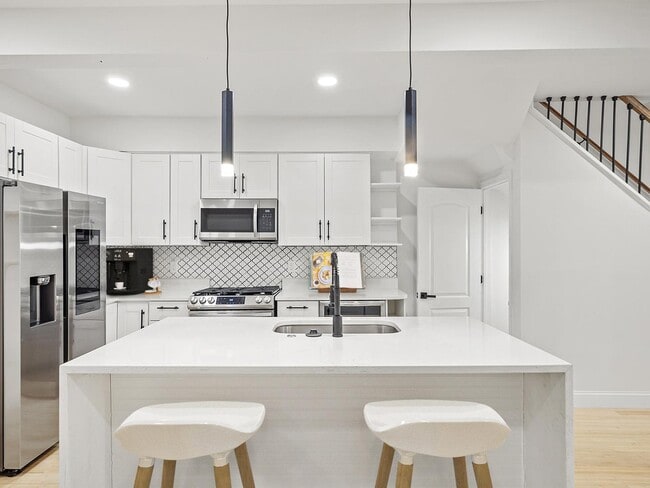 Foto del edificio - Modern update Petworth rowhouse near Fort Totten Metro