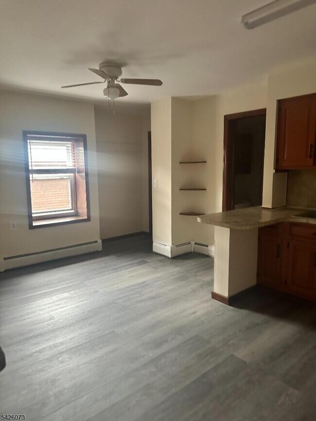 Foto del edificio - 1075 E Jersey St