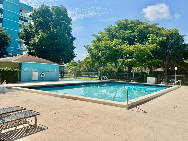 Foto del edificio - 901 Hillcrest Dr