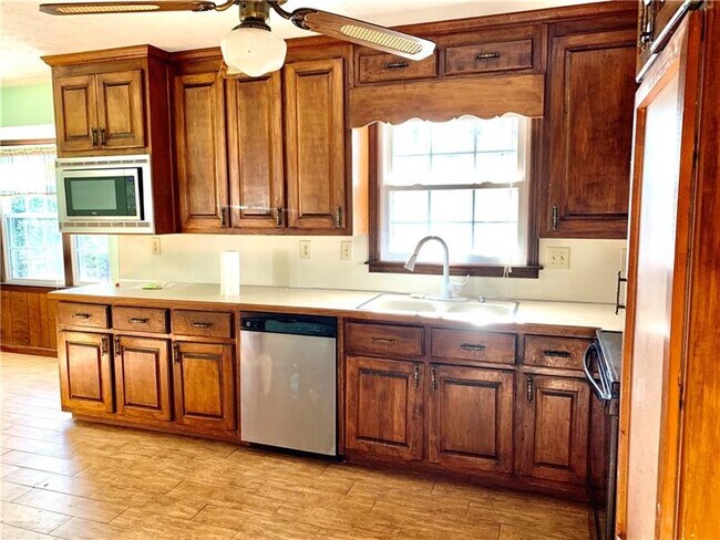 Foto del edificio - 411 Little John Dr NW