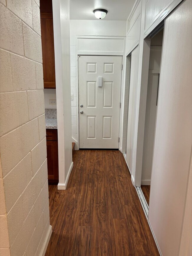 Building Photo - Moiliili - Date St - 3 Bdrm/1.5 Bath/1 Com...