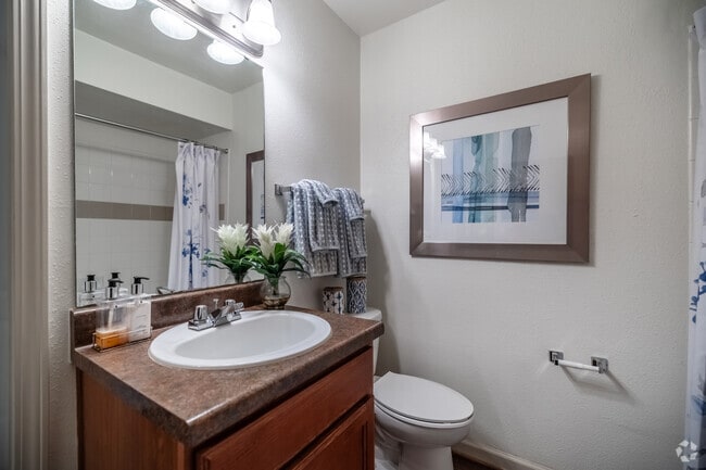 1BR, 1BA - 846SF - Bathroom - The Reserve at White Oak