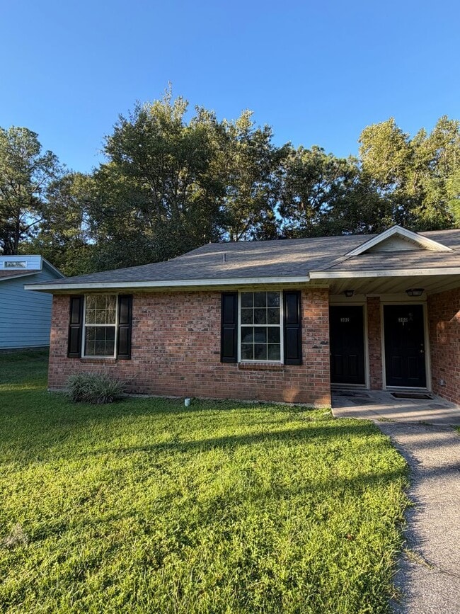 Building Photo - 302 Admiral's Walk Dr