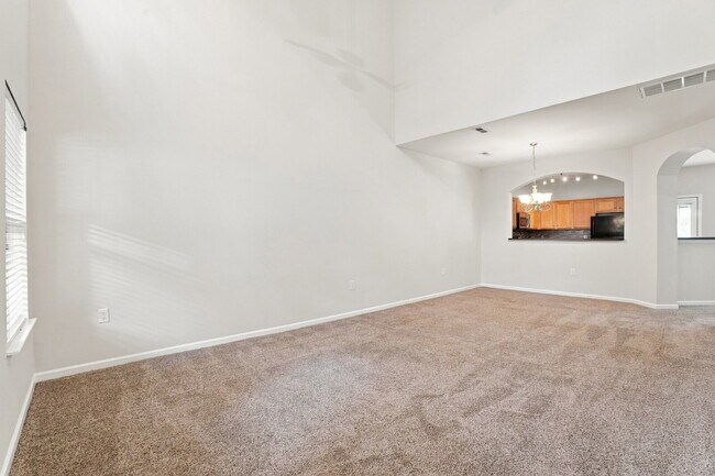 Foto del edificio - Spacious End Unit Townhome!