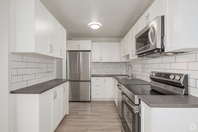 3BR, 1.5BR - 800SF - 720 Queens Ave
