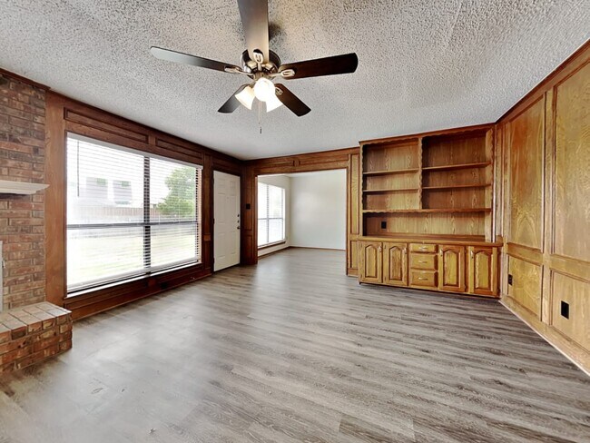 Building Photo - 1666 Clarendon Dr