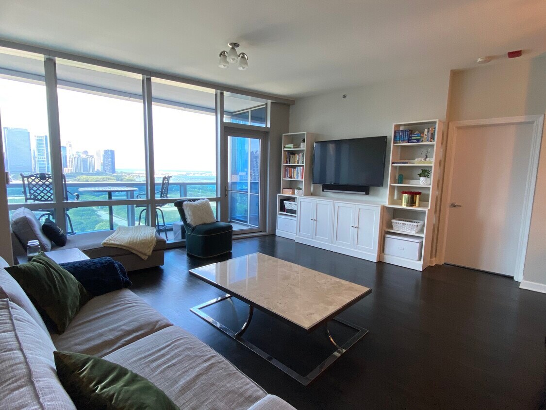 Living Room - 1211 S Prairie Ave