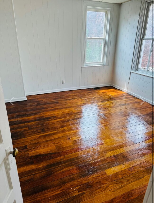 Building Photo - 1st Floor 2 Bedroom Apartment-York City SD