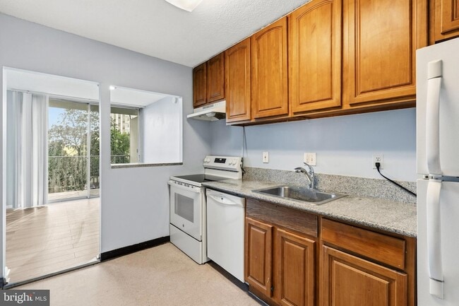Building Photo - 2059 Huntington Ave