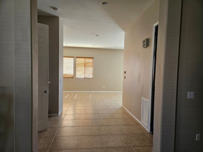 Building Photo - 5 BEDROOM OAK HILLS / HESPERIA HOME