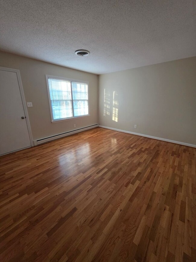 Building Photo - 3 BR with Den & Carport!