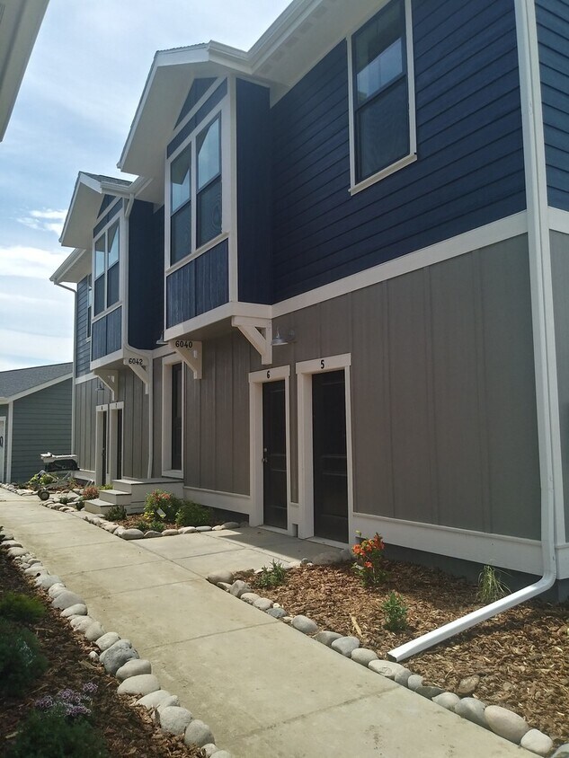 Foto principal - 6042 Farmstead Ave