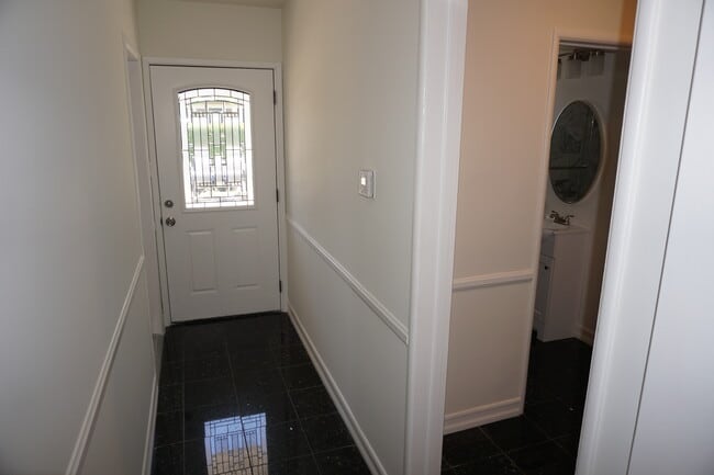 Foto del edificio - 7633 Enfield Ave