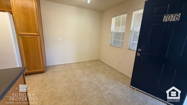 Building Photo - Must-See Charming Second-Level 1 Bedroom Apartment