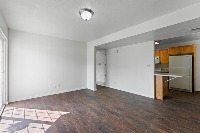 Building Photo - Remodeled 3 Bedroom 3 Bath Condo for Rent ...