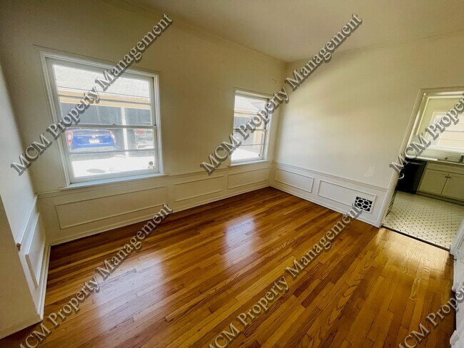 Building Photo - 338 N Sycamore Ave