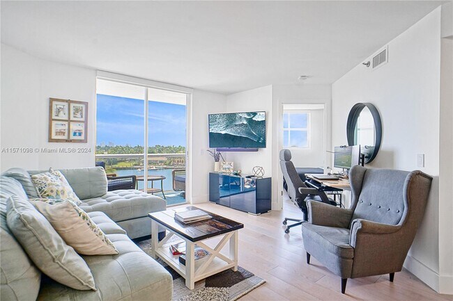 Foto del edificio - 5880 Collins Ave