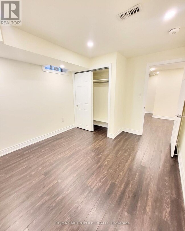 Building Photo - 923 Penson Cres